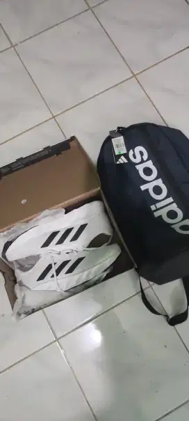 DIJUAL SEPATU BARU ADIDAS ORIGINAL UKURAN 44 DAN TAS ADIDAS ORIGINAL