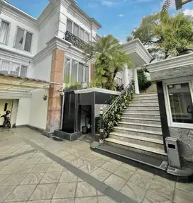 Rumah Kawasan Elit Full Furnished Dekat Kawasan Senayan dan Senopati