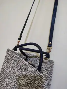 Tas selempang atau tas jinjing wanita