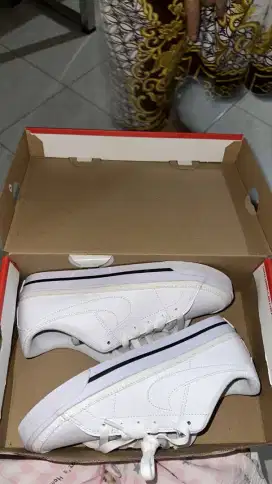 WOMAN NIKE COURTS LEGACY NN, Sepatu Nike Wanita Murah ukuran 7, putih