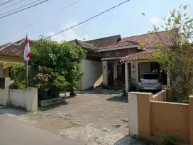 Rumah luas pinggir jalan raya