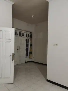 DIKONTRAKAN RUMAH MUTIARA REGENCY