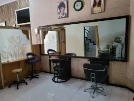 Kaca cermin bekas salon kecantikan