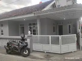 Rumah bersih bisa 2 mobil dekat UGM