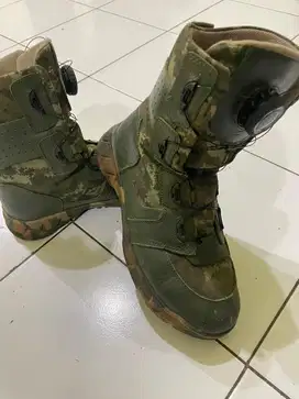 Sepatu boot pdl loreng pembagian