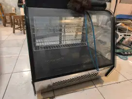 Showcase dingin untuk kue bolu dan cake cocok untuk cafe  dan toko kue