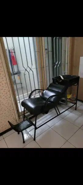 Kursi keramas rambut salon