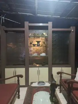 Lemari pembatas cantik , ada kaca , di jual cepat