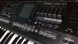 Roland E A7 keyboard / piano