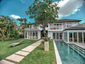(G59) VILLA DENGAN HALAMAN LUAS DI SEMINYAK