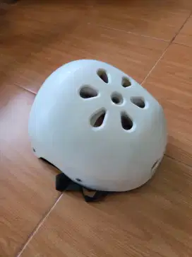 Helm sepeda polos putih