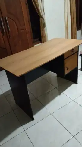 Meja kerja kantor