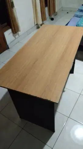 Meja kerja kantor