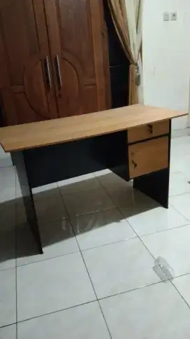 Meja kerja kantor