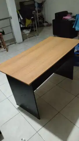 Meja kerja kantor