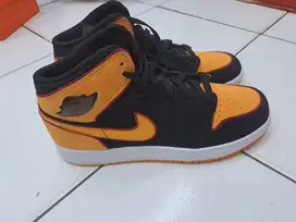 Sepatu Air Jordan 1 Mid SE Orange