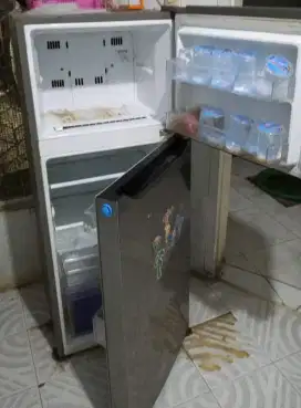 Kulkas 2 pintu.mulus
