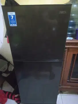 Kulkas 2 pintu merk Aqua
