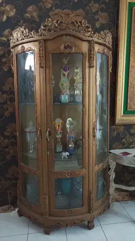 Lemari kaca ukir