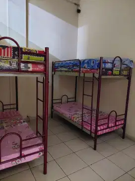 Dijual tempat tidur dua tingkat dan queen bed