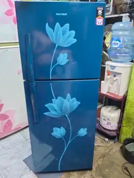 Kulkas dua pintu Polytron freezer beku bisa buat es batu