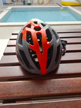Polygon Helm Rustle, Bahan polycarbonate warna abu abu oranye