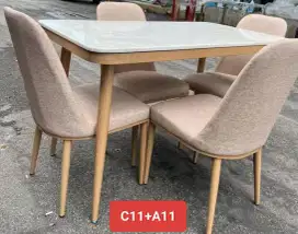 Meja makan keluarga