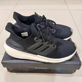 SEPATU ADIDAS ULTRABOOST BLACK WHITE UK 42 PREMIUM