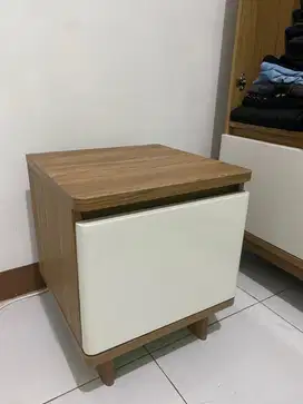 Meja sudut / meja rias estetik / rak kosmetik