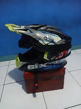 Helem trail gix size L mulus sudah termasuk kaca mata