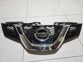 Grill depan nissan xtrail 2.5 plus kamera