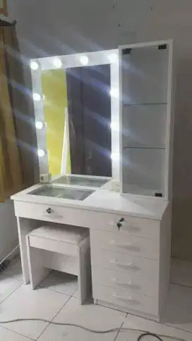 Meja Rias lampu