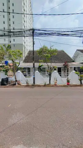 Rumah terawat lokasi strategis dalam perumahan di Serua Indah Ciputat