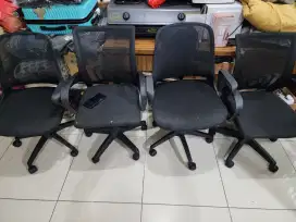 Dijual 4 kursi kantor layak pakai