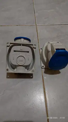 Surface mounting sockets