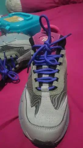 Sepatu reebok warna abu abu