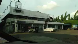 Lahan dan bangunan pinggir jalan utama di bawah njop di Pramuka