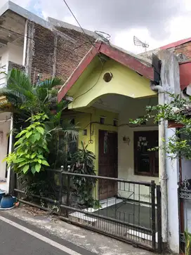 DIKONTRAKKAN RUMAH 8 MENIT DARI ALUN ALUN DAERAH SUKUN SEMI FURNISH