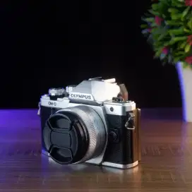 Murah meriah | OLYMPUS OMD EM10 MARK II LENSA KIT WIFI