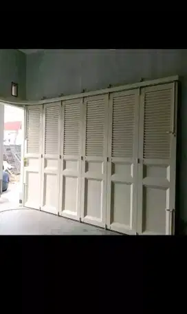 Pintu lipat dan ralling tangga