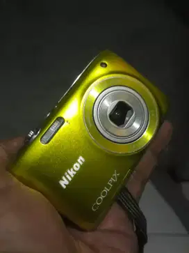 Jual kamera Nikon Coolpix layar mulus minus batere tidak ada.