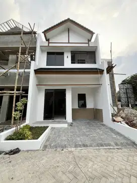 RUMAH CANTIK 2 LANTAI LOKASI PINGGIR JALAN UTAMA HARGA TERJANGKAU
