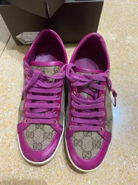 Sepatu Gucci sneakers warna pink