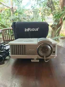 Proyektor BenQ NP515ST tembak dekat short trow 150jam kabel2 Tas