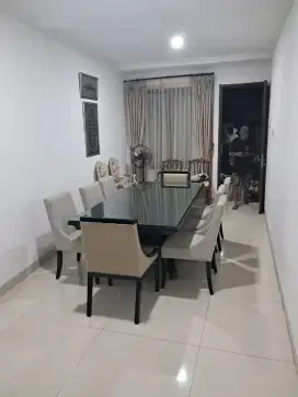 Meja Makan Vinoti Set Kursi 8 Istimewa