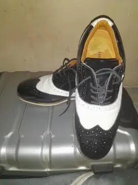DIJUAL:Sepatu Kulit Warna Hitam Putih.Tanpa Dus.90% Masih Baru No.42.