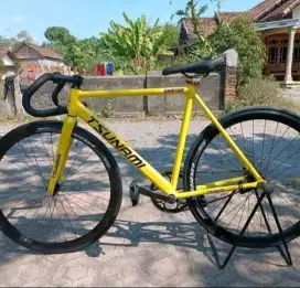 Sepeda stunami kuning