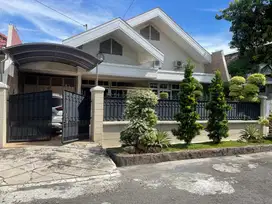 Dijual Rumah Dharmahusada Indah Utara LB 200m2 5Kamar Row 3 Mobil