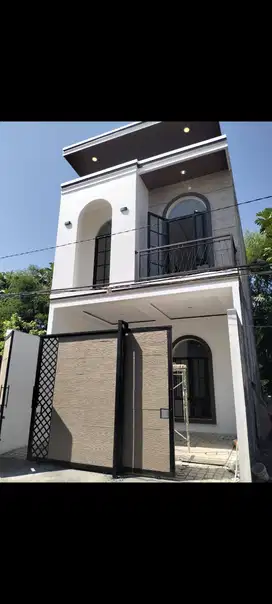 Rumah mewah 2 lantai Perumahan Nginden intan