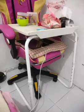 Meja putih lipat